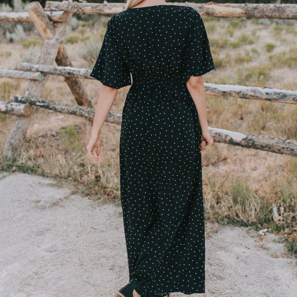 Elegant Black Maxi Dress with Embroidered Details - Picture 5 of 9